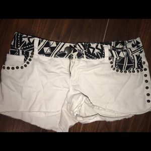 Adorable white daytrip shorts- no stains